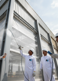 Pintura industrial com proteção anticorrosiva em estrutura metálica