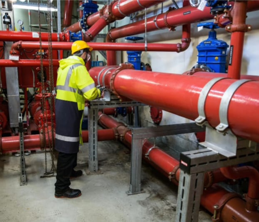 Equipe técnica realizando diagnóstico para obra de piso e pintura industrial